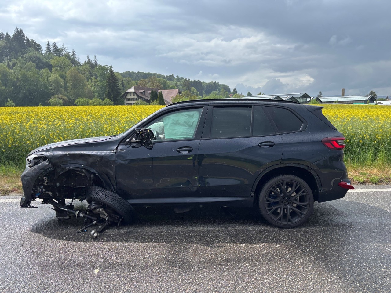 Demolierter Unfallwagen mit abgerissenem Vorderrad.