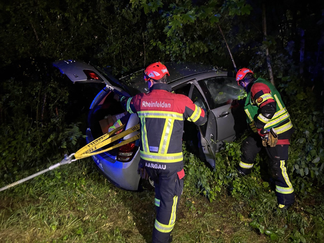 Feuerwehr beim Bergen des Unfallwagens.