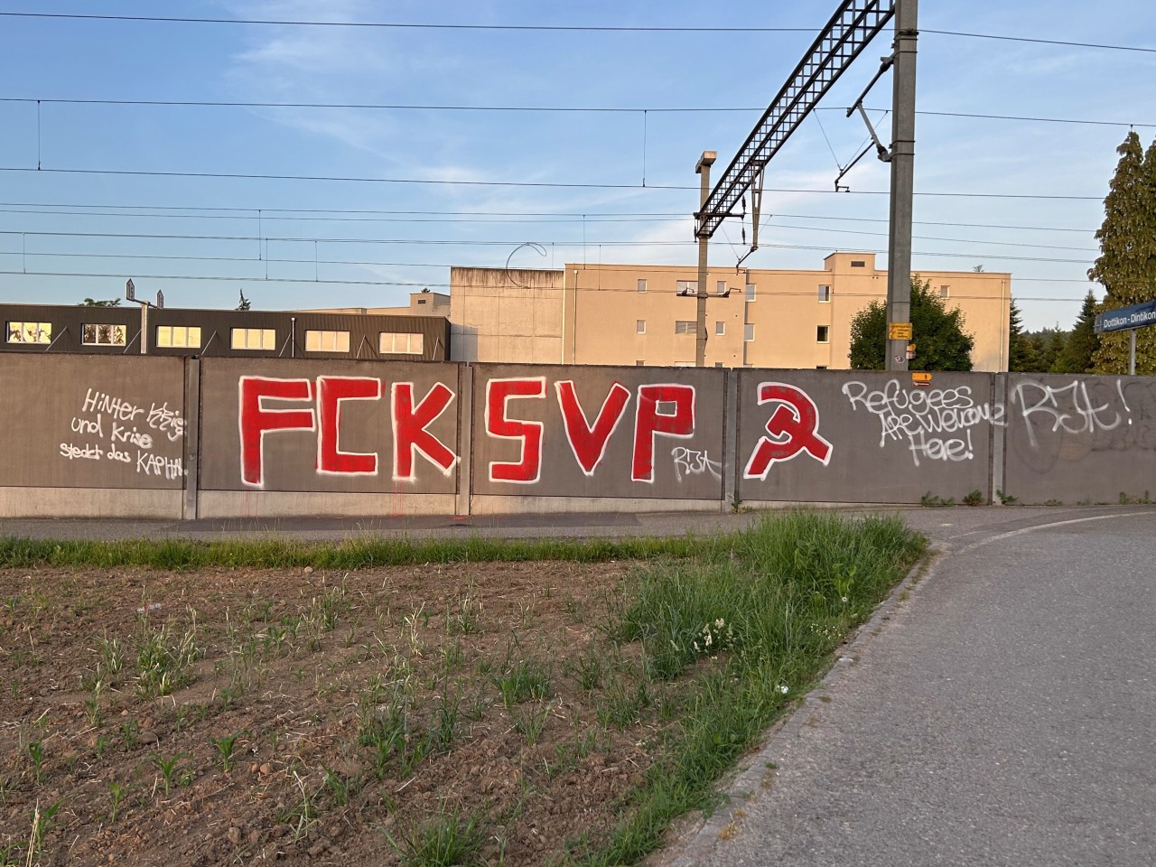 Farbschmierereien an Mauer.