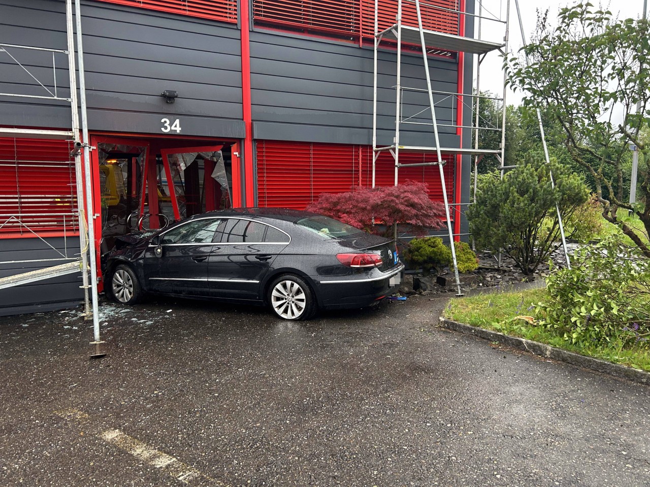 Demoliertes Auto in Eingangsbereich.