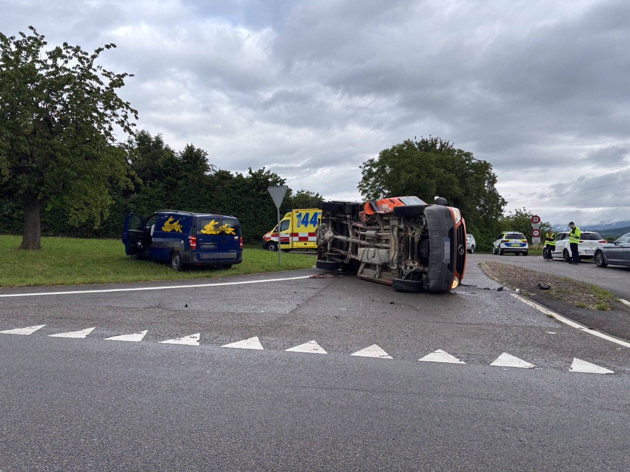 Verunfallter Lieferwagen liegt auf der Seite.