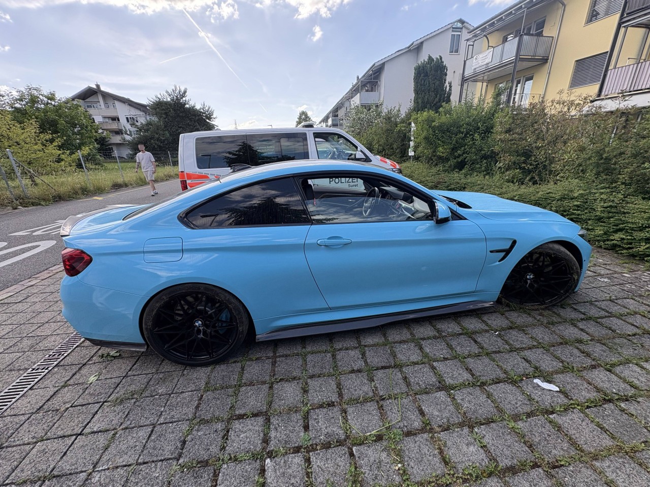 Unfallwagen auf Parkplatz.