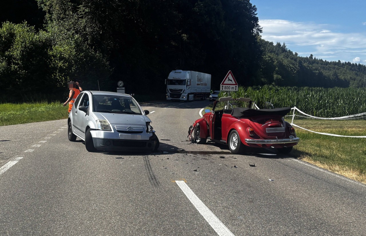 Beschädigte Unfallautos nach Frontalkollision.