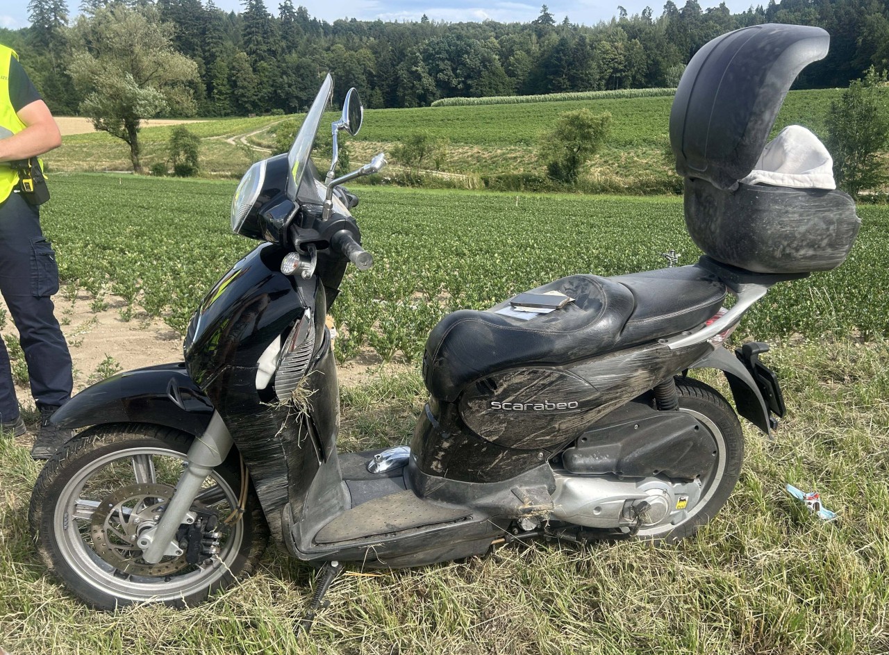 Zerkratzter Motorroller.