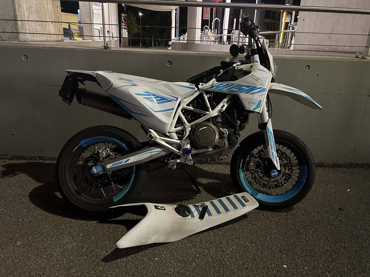 Beschädigtes Motorrad nach Unfall.