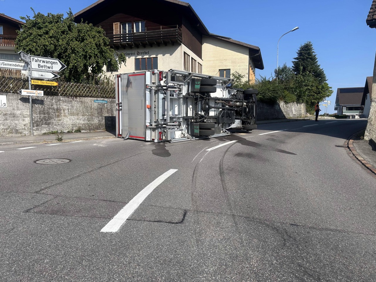 Lieferwagen liegt auf der Seite.