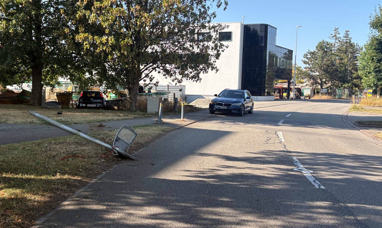 Unfallstelle mit beschädigter Strassenlampe.