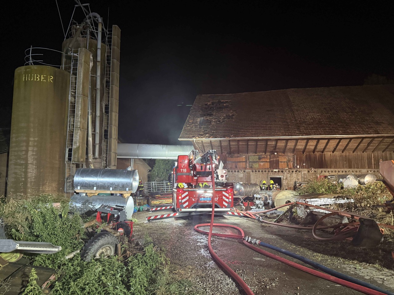 Vom Brand betroffener Landwirtschaftsbetrieb.