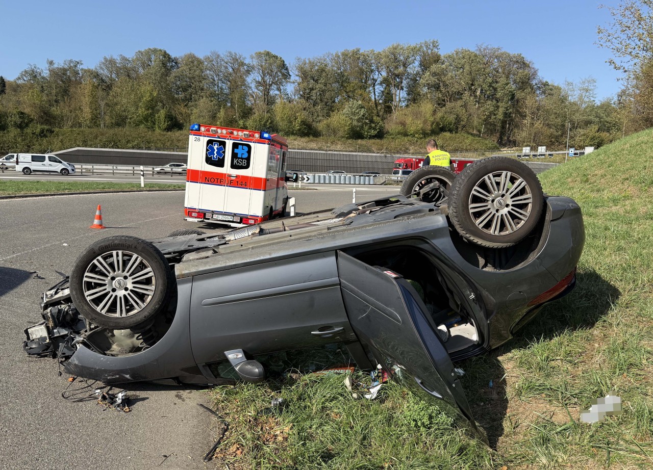 Auto liegt auf dem Dach.