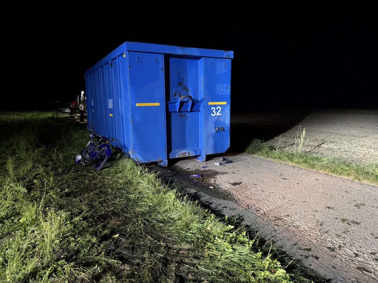 Verunfalltes Mofa nach Kollision mit Mulde.