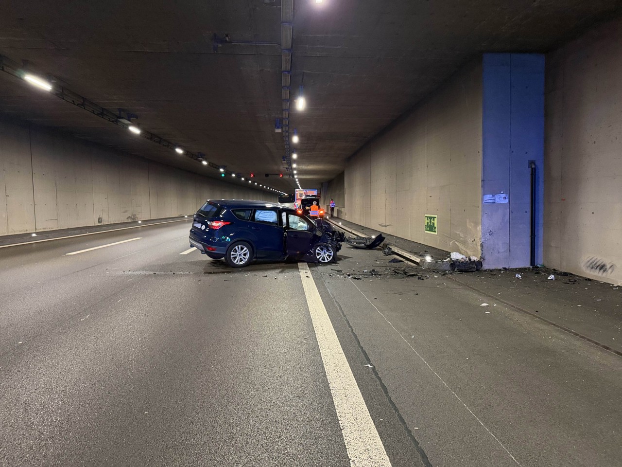 Demolierter Unfallwagen nach Kollision mit Tunnelwand.