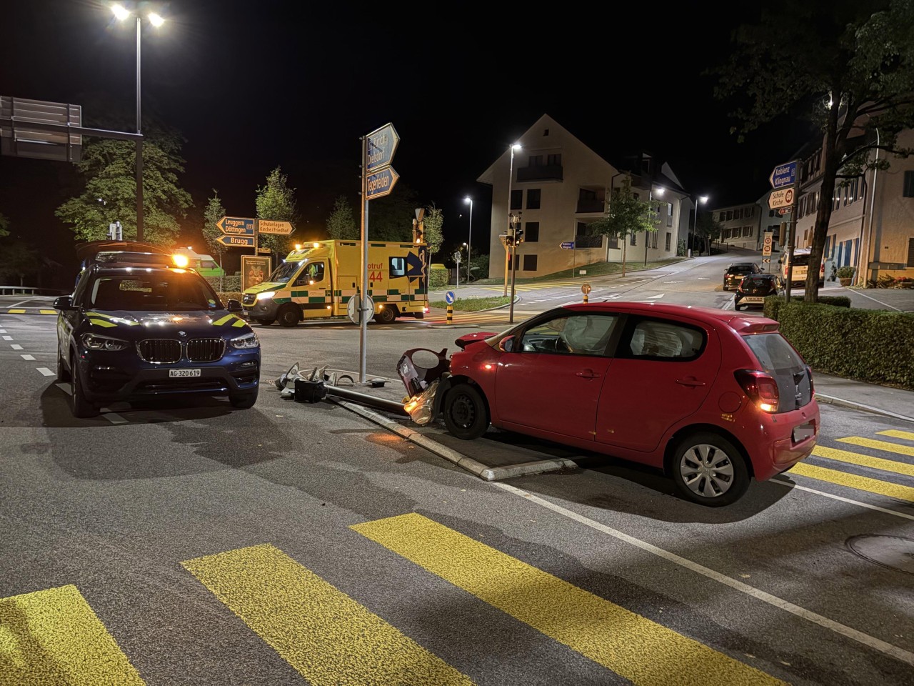 Demolierter Unfallwagen nach Kollision mit Mast.