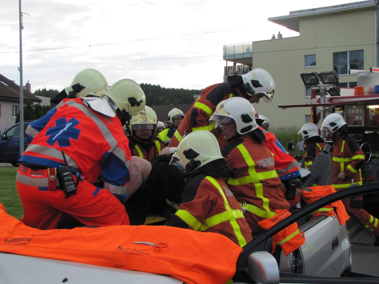 Feuerwehr beim Bergen einer Autoinsassin