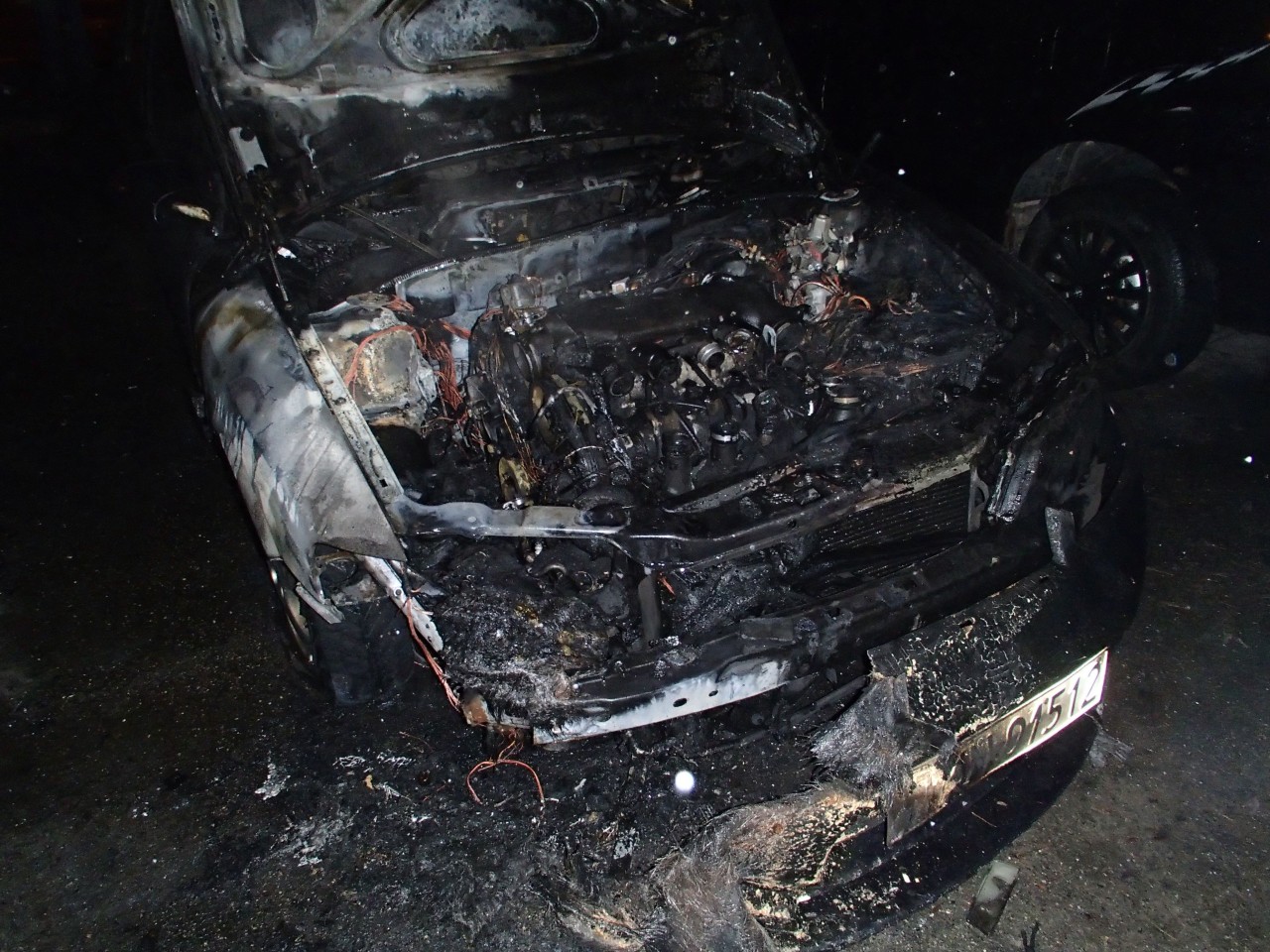Das Auto wurde vollständig zerstört.