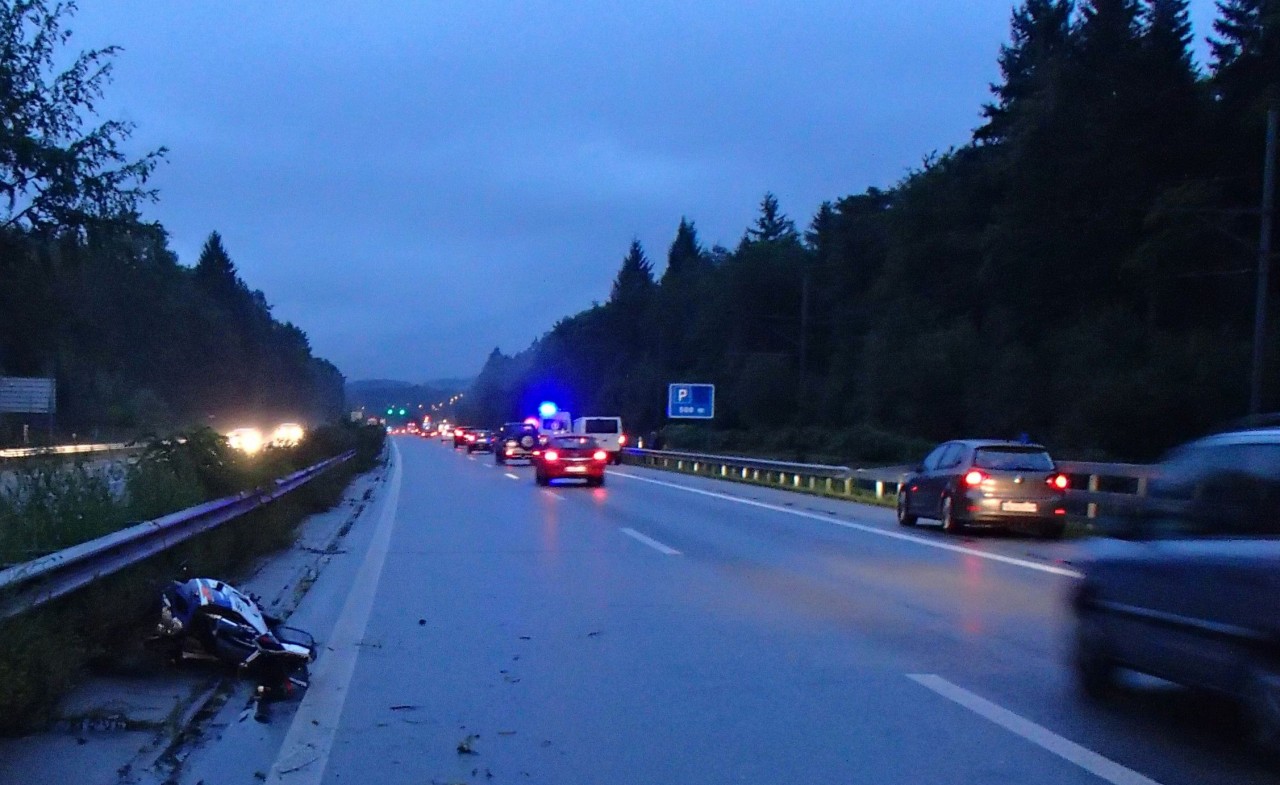 Beschädigtes Motorrad liegt auf der A1