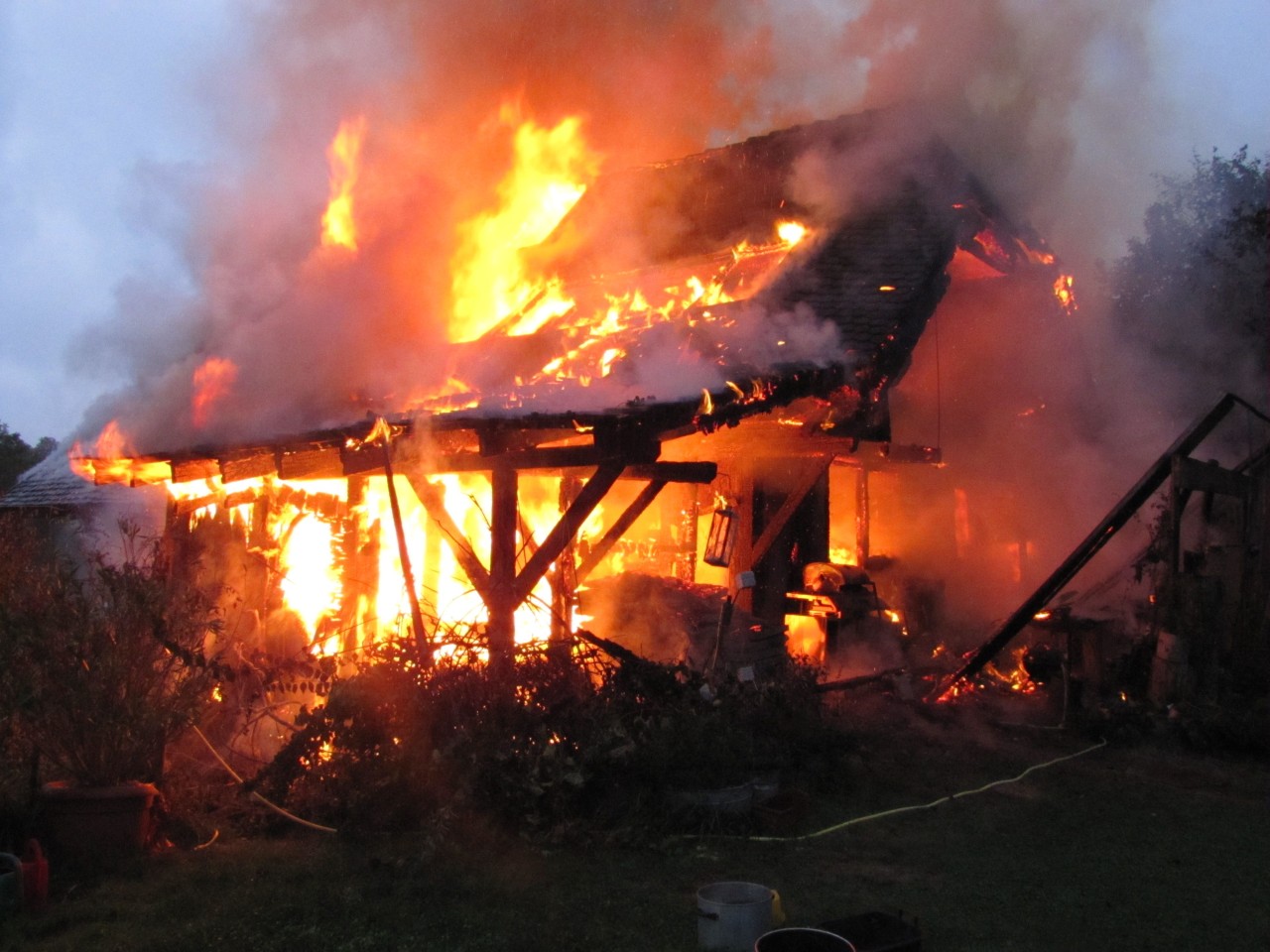 Gebäude in Vollbrand