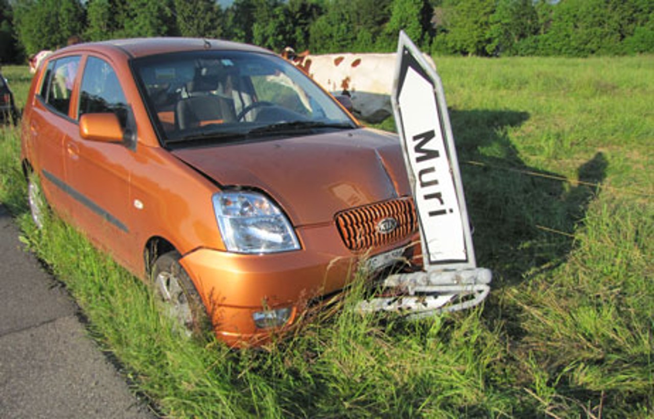 Beschädigtes Auto mit Wegweiser kollidiert