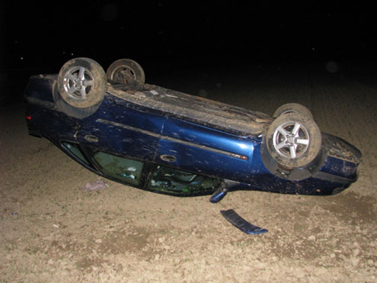 Renault Laguna auf dem Dach liegend