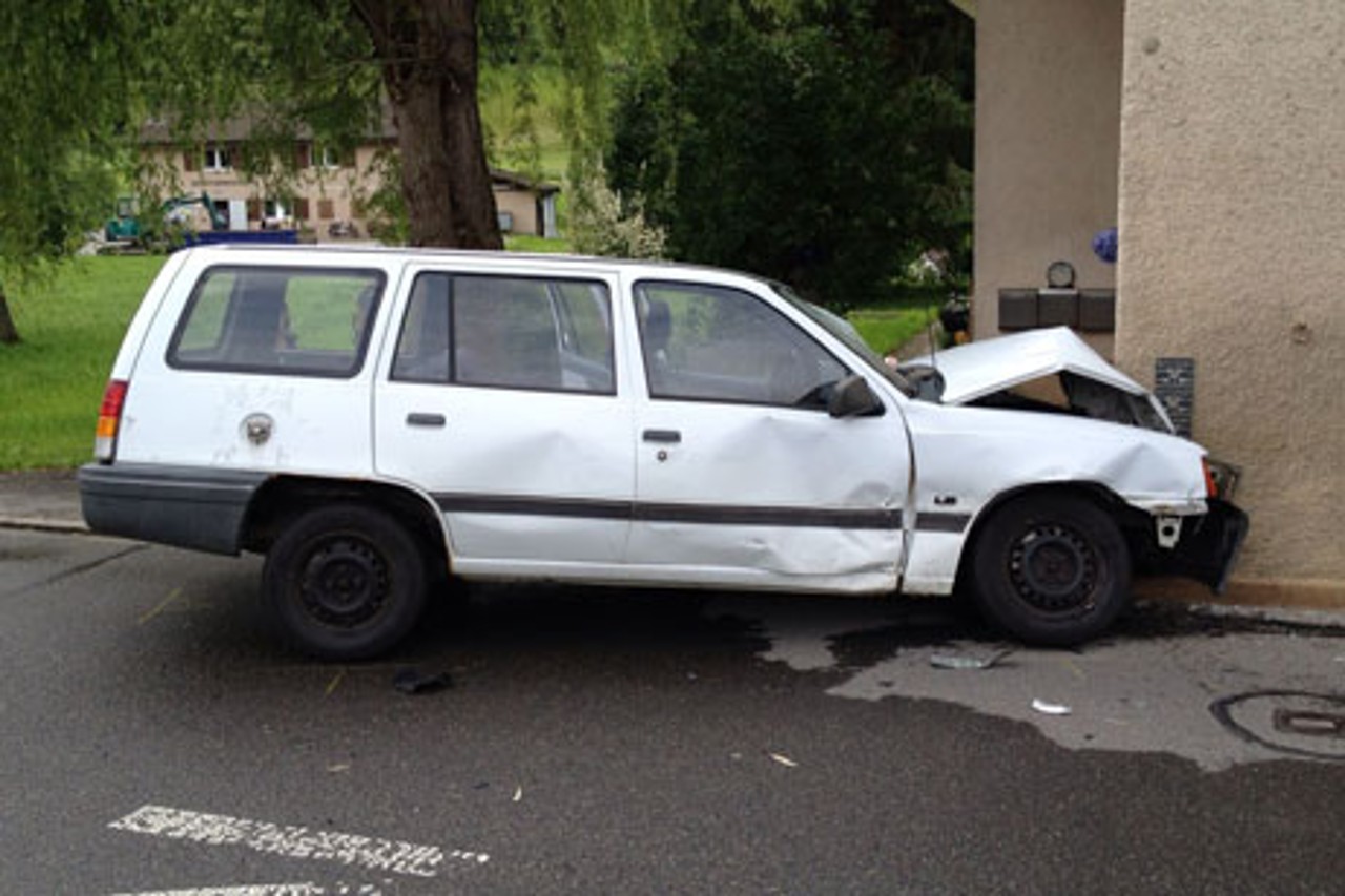 Beschädigtes Auto in Hauswand