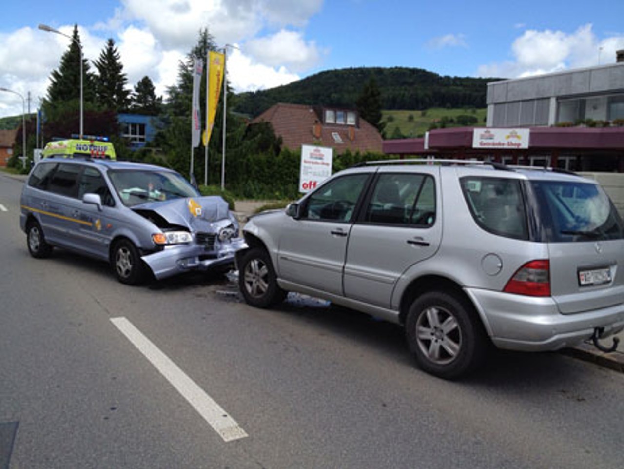 Beschädigte Autos nach Frontalkollision