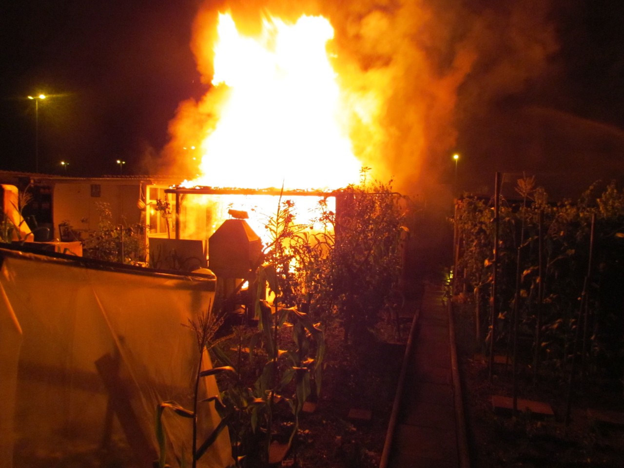 Gartenhäuschen in Vollbrand