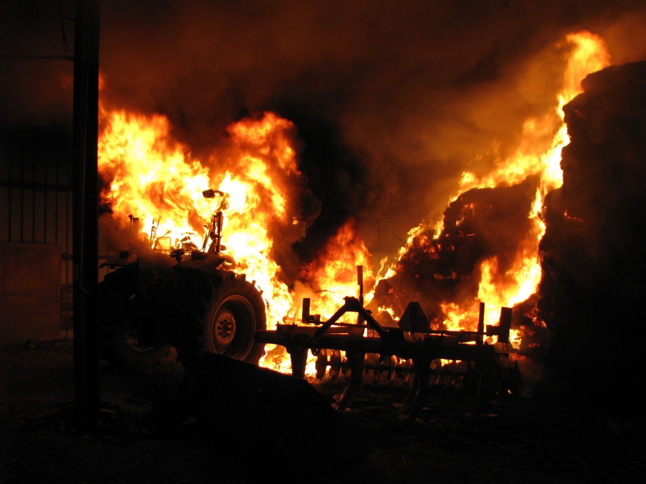 Unterstand in Vollbrand