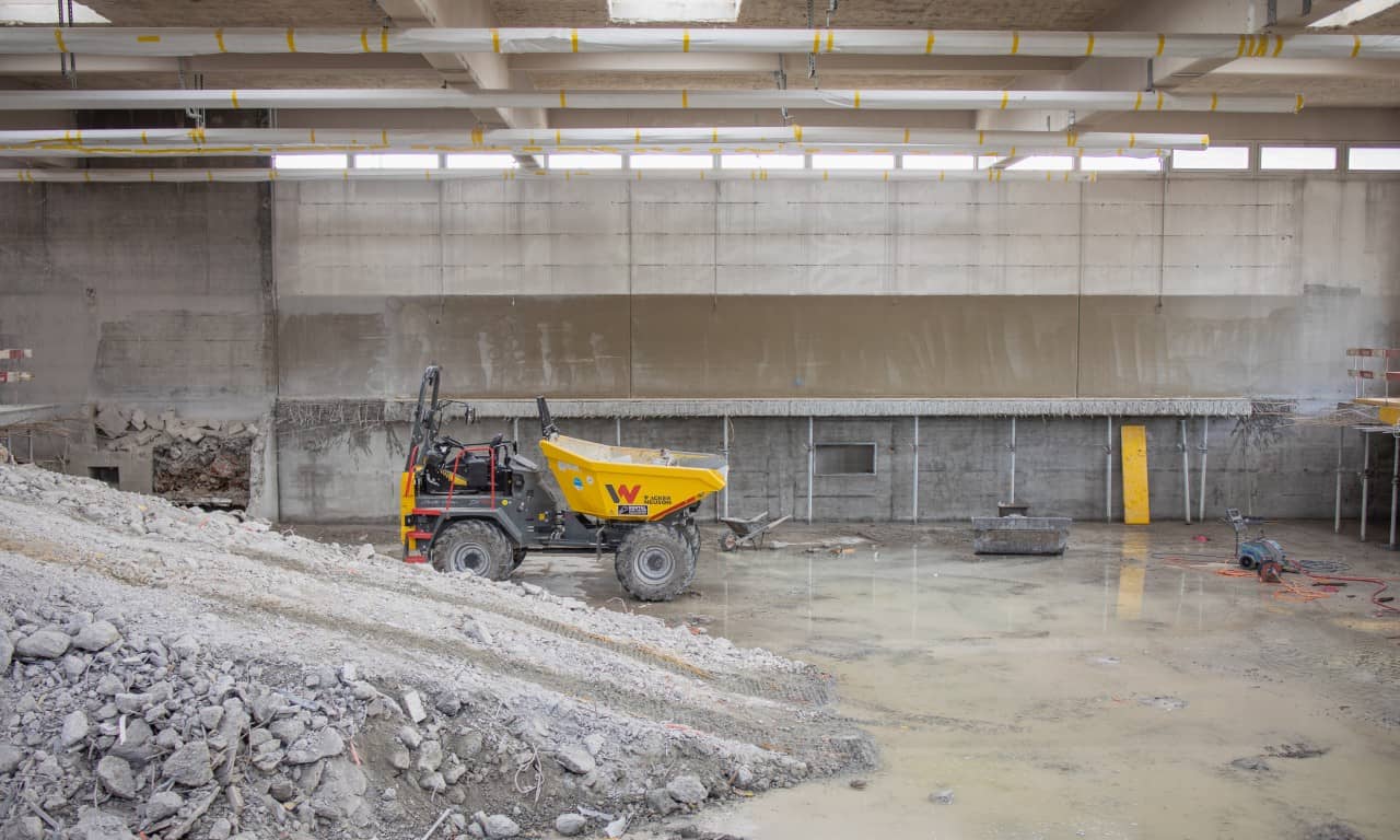 Loch im Boden der Fahrzeugprüfhalle