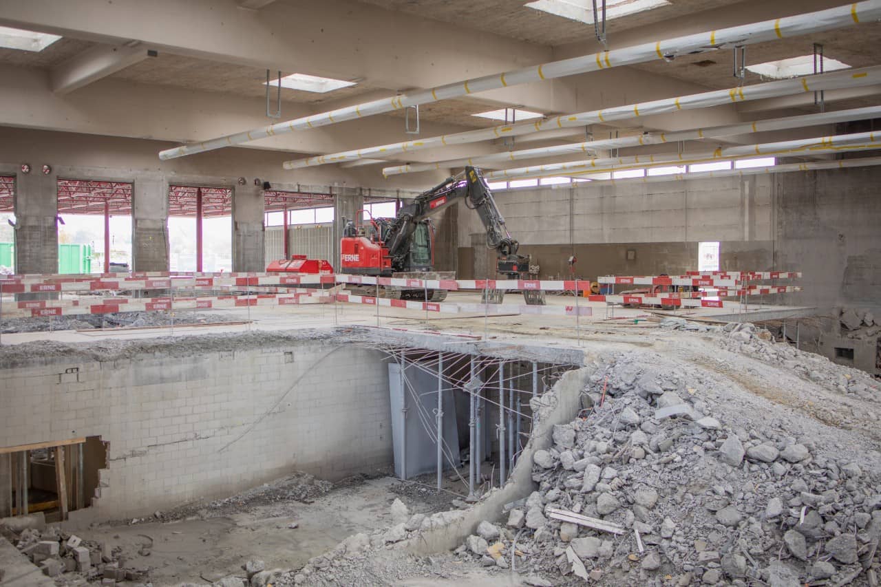 Ausfahrt der Prüfhalle mit Bagger