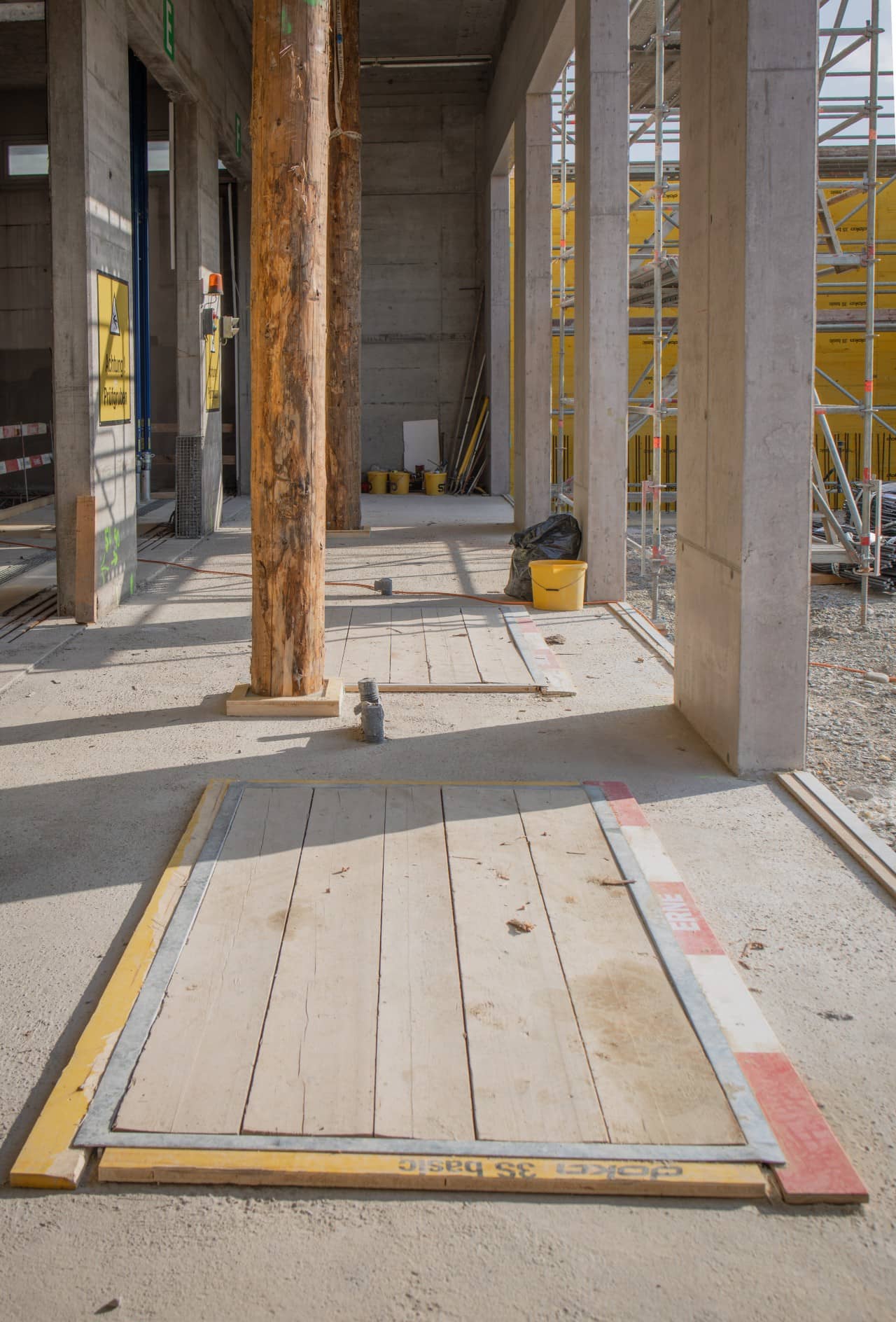 Metallrahmen im Fundament der Einfahrt zur Prüfhalle