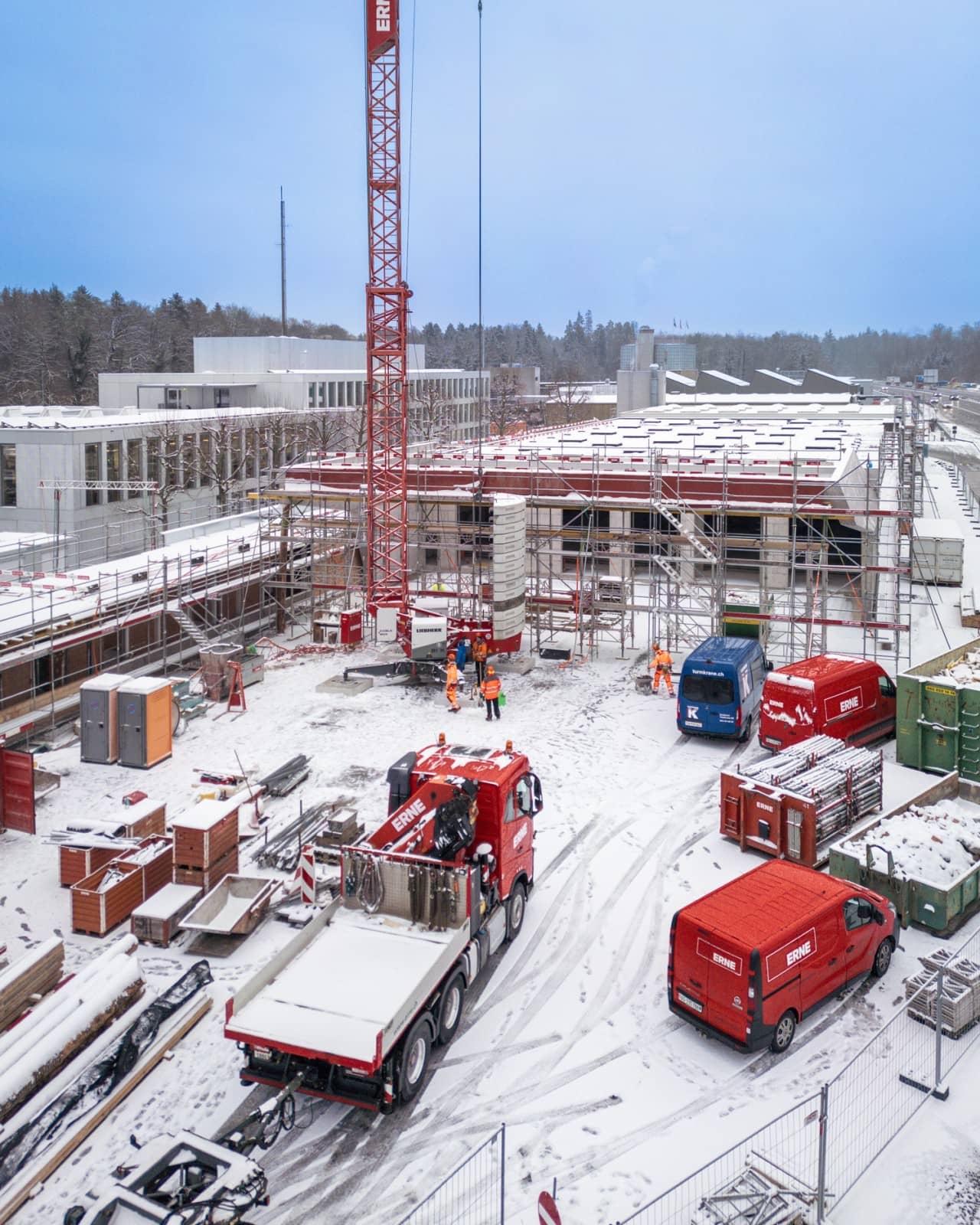 Die schneebedeckte Baustelle der Fahrzeugprüfhalle in Schafisheim im Januar 2024.