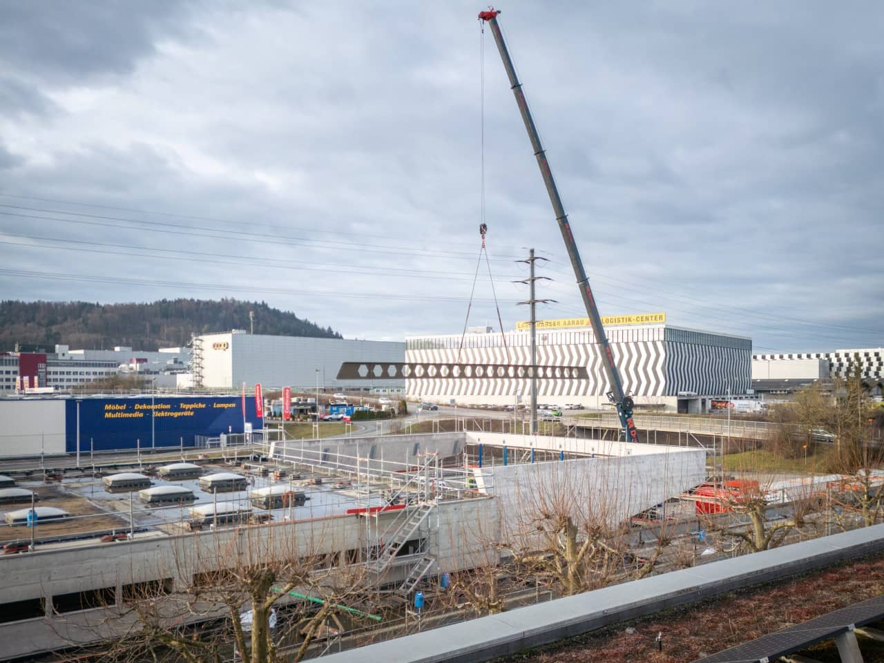 Montage des neuen Vordachs der  Fahrzeugprüfhalle des Strassenverkehrsamts Aargau