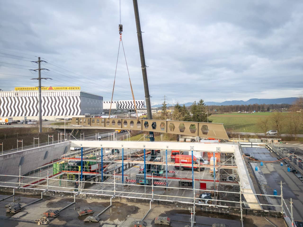 Montage des neuen Vordachs der  Fahrzeugprüfhalle des Strassenverkehrsamts Aargau