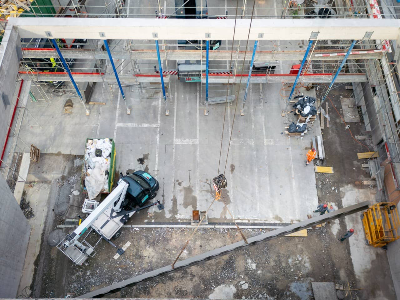 Montage des neuen Vordachs der  Fahrzeugprüfhalle des Strassenverkehrsamts Aargau