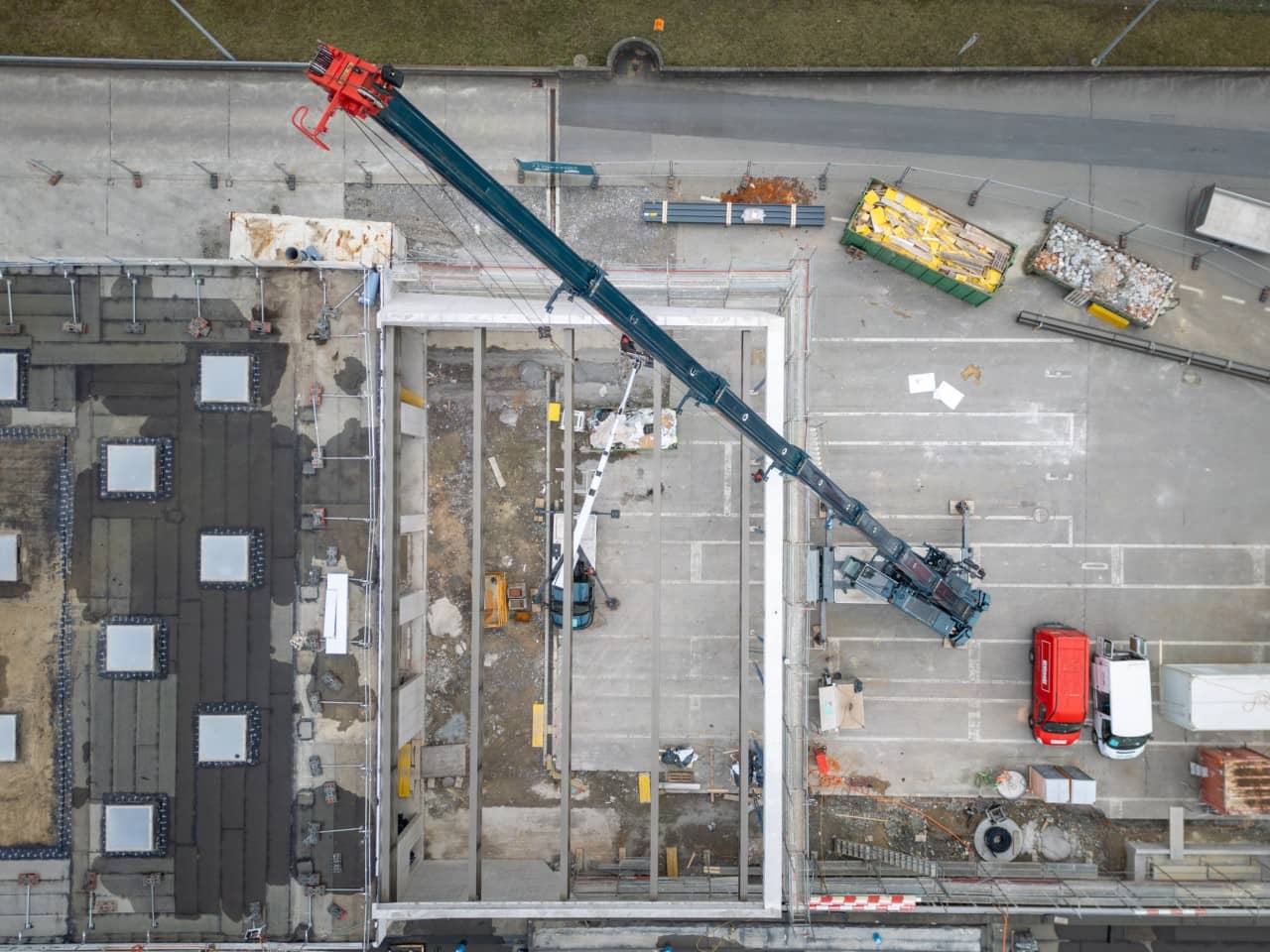 Montage des neuen Vordachs der  Fahrzeugprüfhalle des Strassenverkehrsamts Aargau