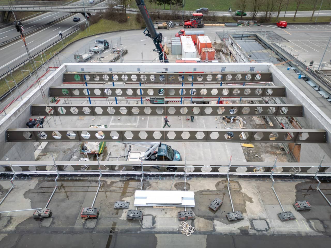 Montage des neuen Vordachs der  Fahrzeugprüfhalle des Strassenverkehrsamts Aargau