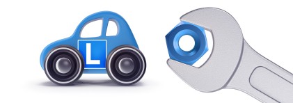 Schraubenschlüsse und ein Fahrlehrer-Auto mit blauben L gekennzeichnet