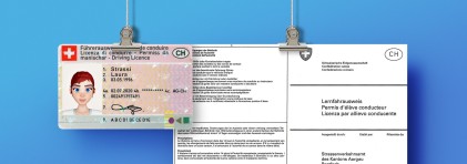 Führerausweis und ein Lernfahrausweis auf blauem Hintergrund