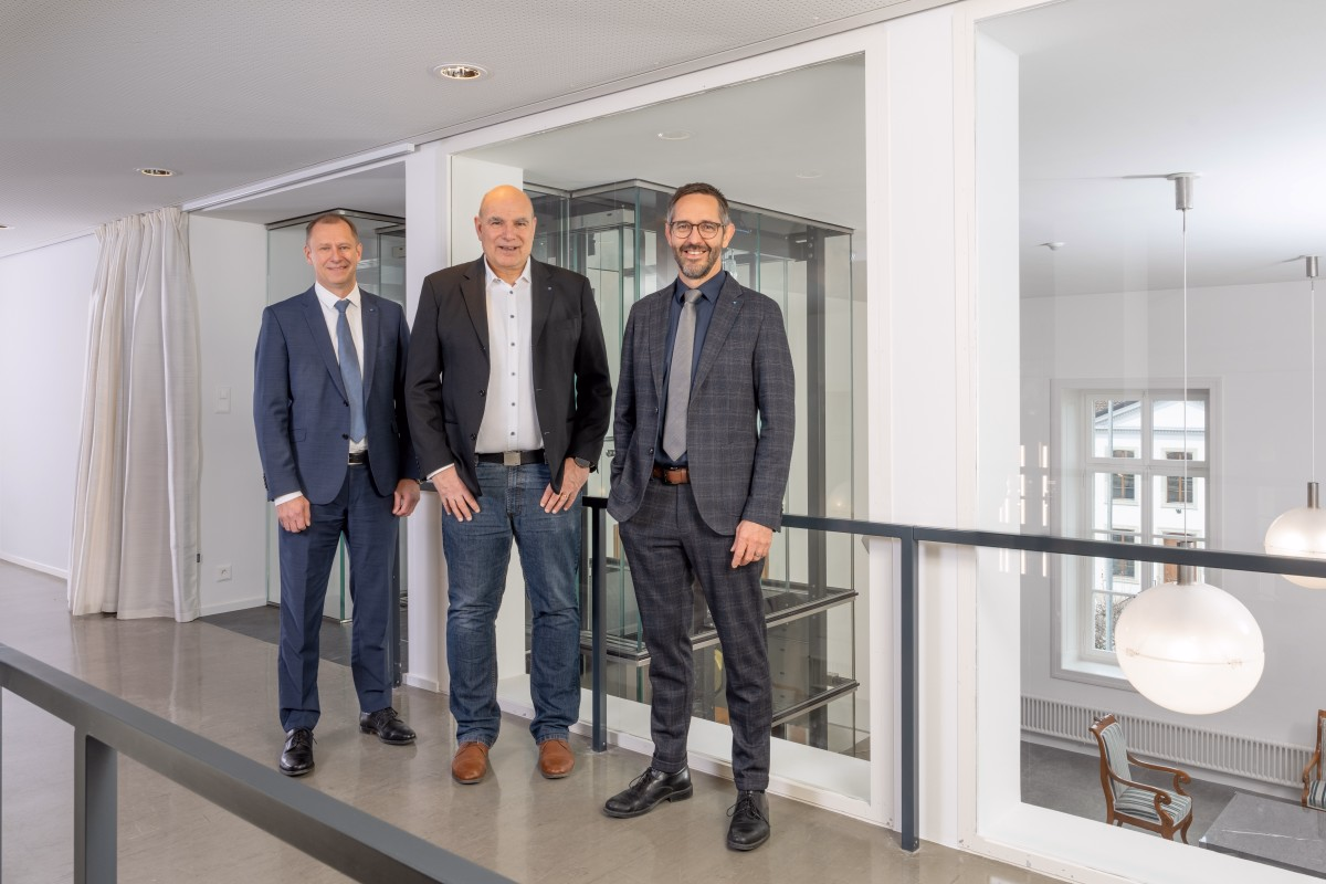 Gruppenfoto von drei Personen auf einer Galerie.