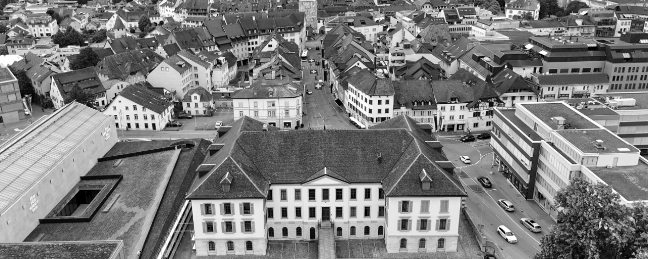 Historische Altstadt Aarau mit Türmen, Dächern und Straßen.