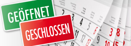 Grünes Schild "Geöffnet" und rotes Schild "Geschlossen" sowie im Hintergrund ein Kalender.