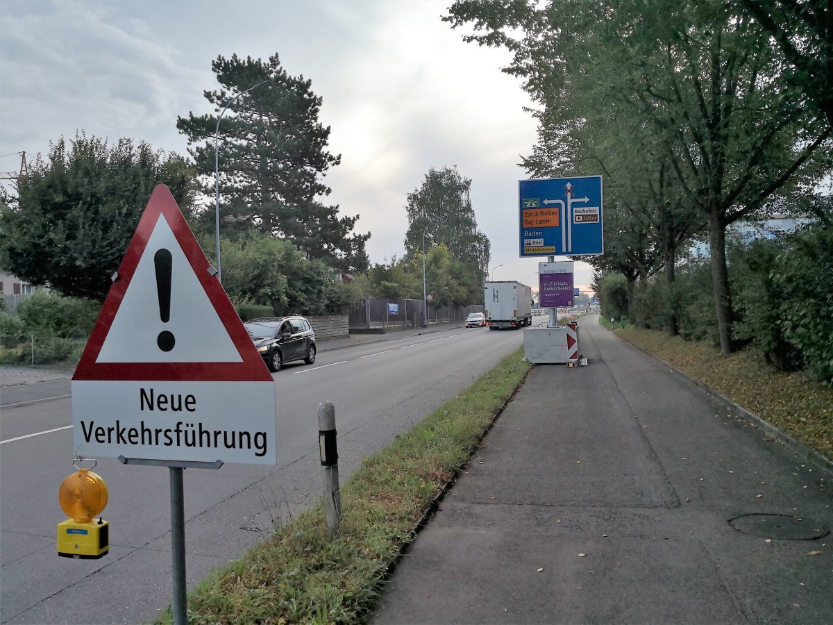 Ein Bild eines Hinweisschilds mit der Aufschrift "neue Verkehrsführung" in Lenzburg