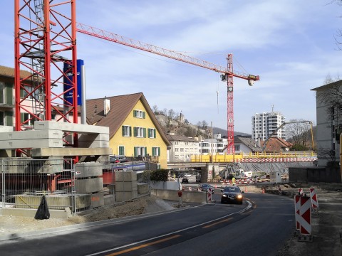Foto zeigt Baustelle Schadenmühle in Baden mit der SBB-Brücke
