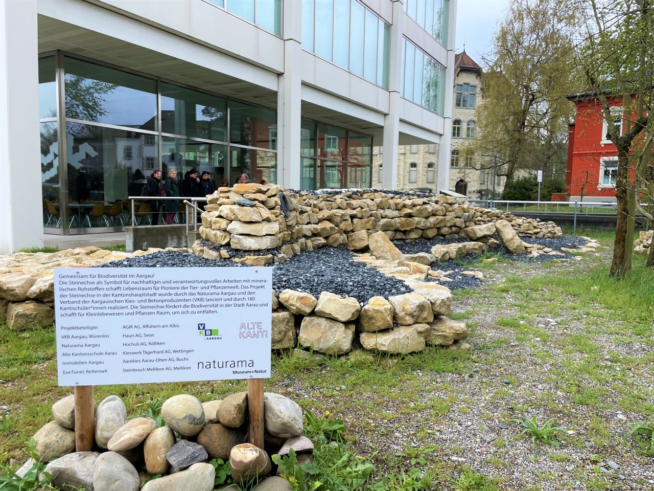Vor dem Naturama, Schild weist auf Biodiversität im Aargau hin