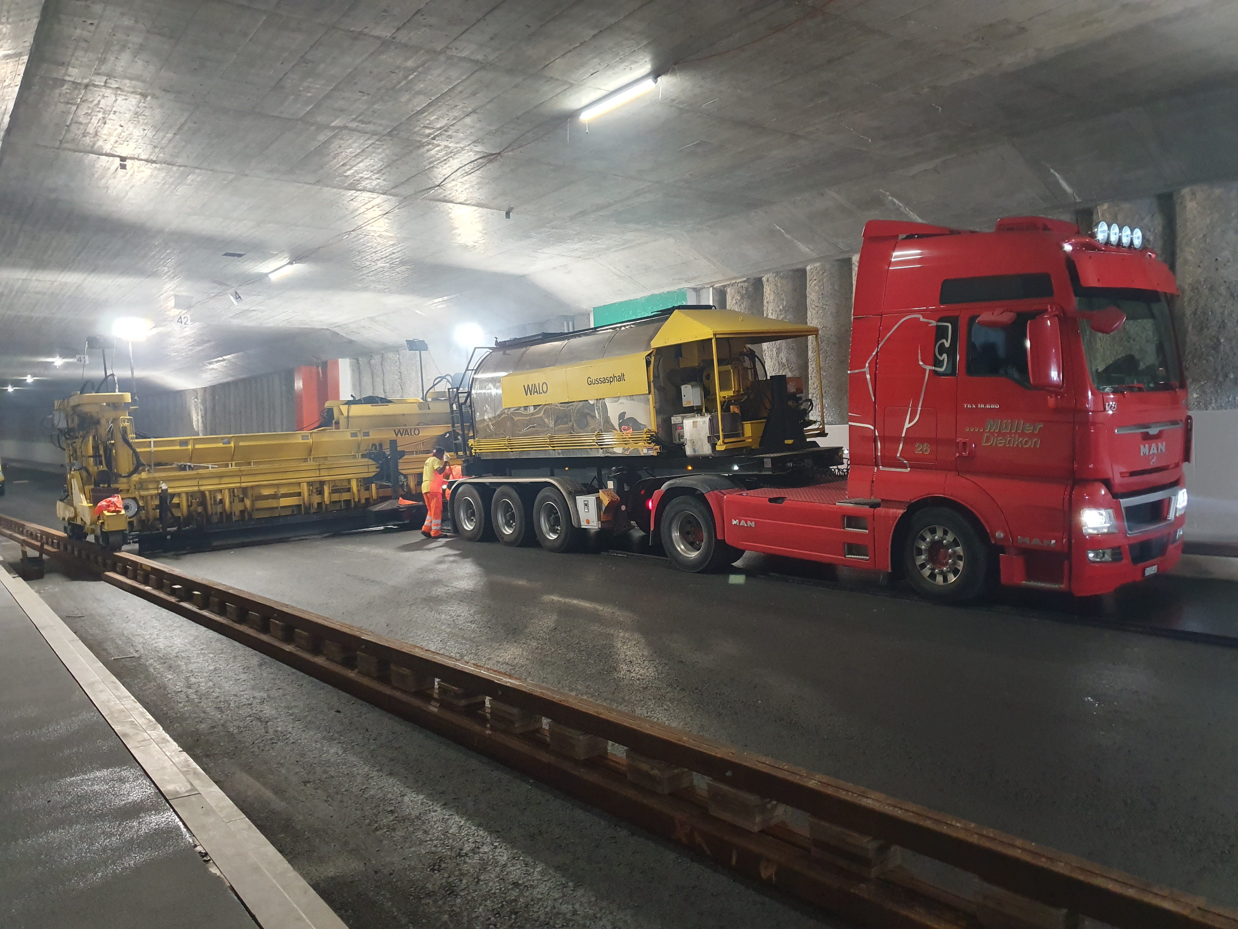 Ostumfahrung Bd Zurzach: Einbau Gussasphalt Fahrbahn Tunnel