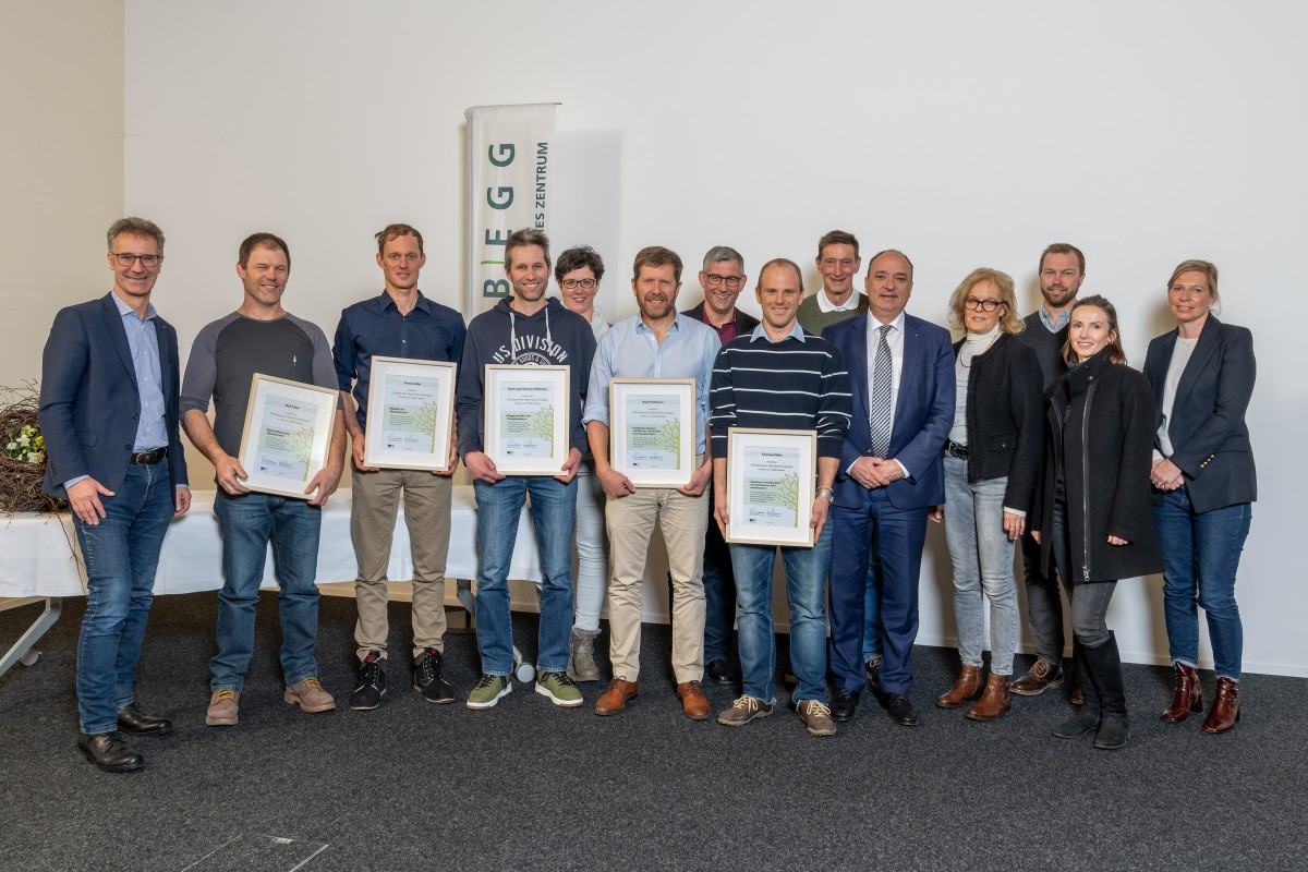 Gruppenbild Matthias Müller LWAG, Preisträgerfamilien mit Landstatthalter Markus Dieth und Agroforst Jury-Mitglied Simon Egger.