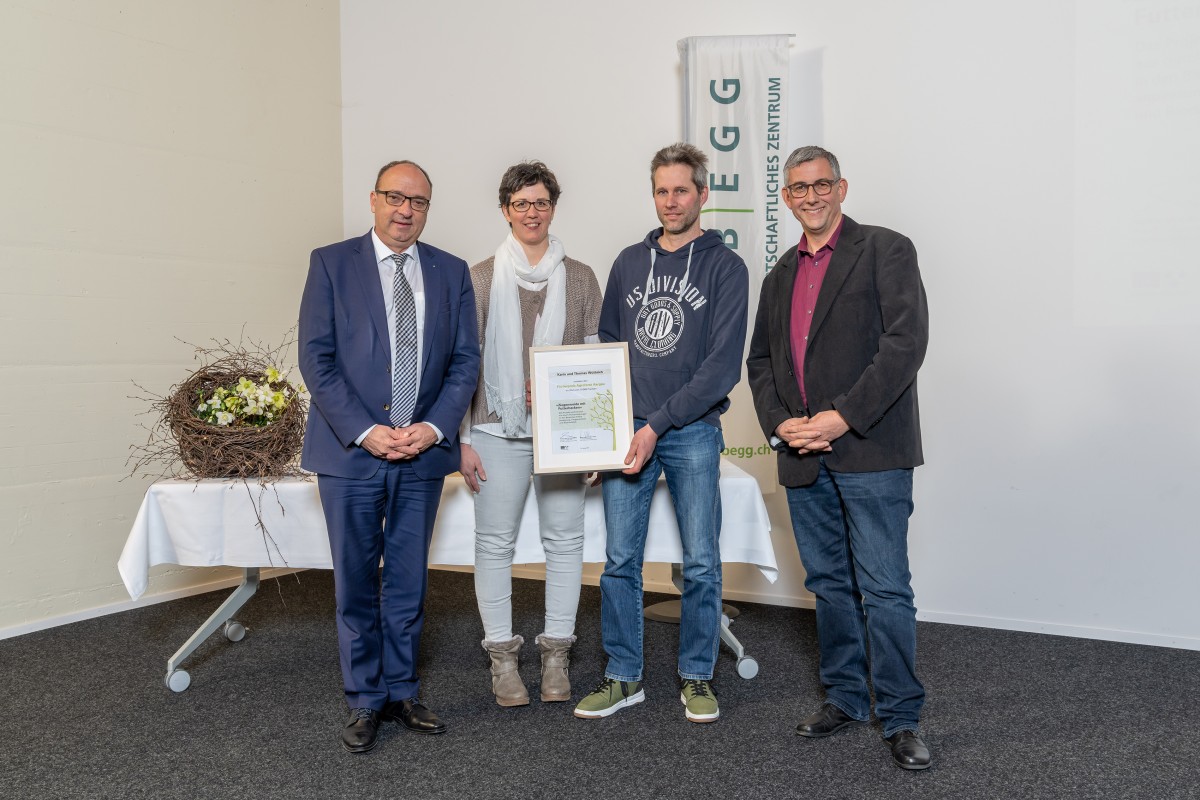 Gruppenbild Landstatthalter Markus Dieth, Preisträger Karin und Thomas Wüthrich, Simon Egger Jury-Mitglied Agroforst