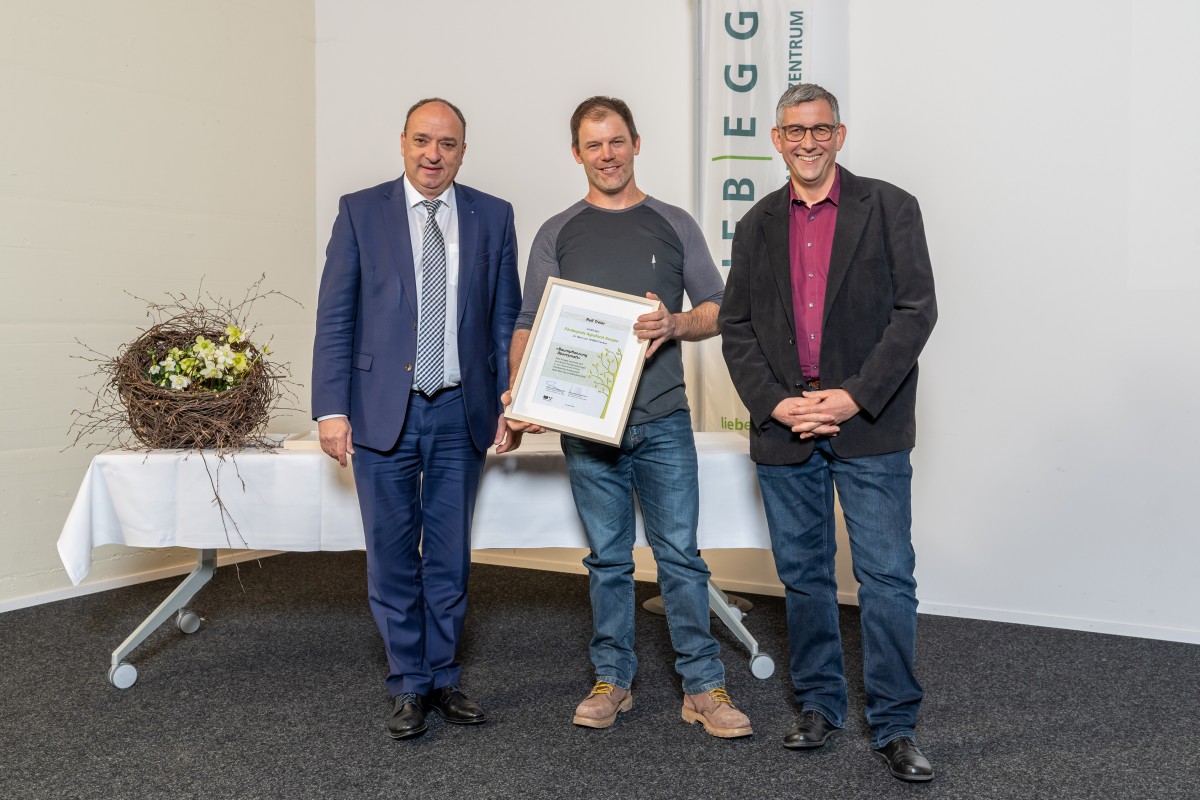 Gruppenbild Landstatthalter Markus Dieth, Preisträger Rolf Treier, Simon Egger Jury-Mitglied Agroforst