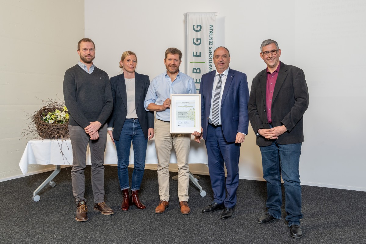 Gruppenbild Preisträgerfamilie Hauksson, Landstatthalter Markus Dieth, Simon Egger Jury-Mitglied Agroforst