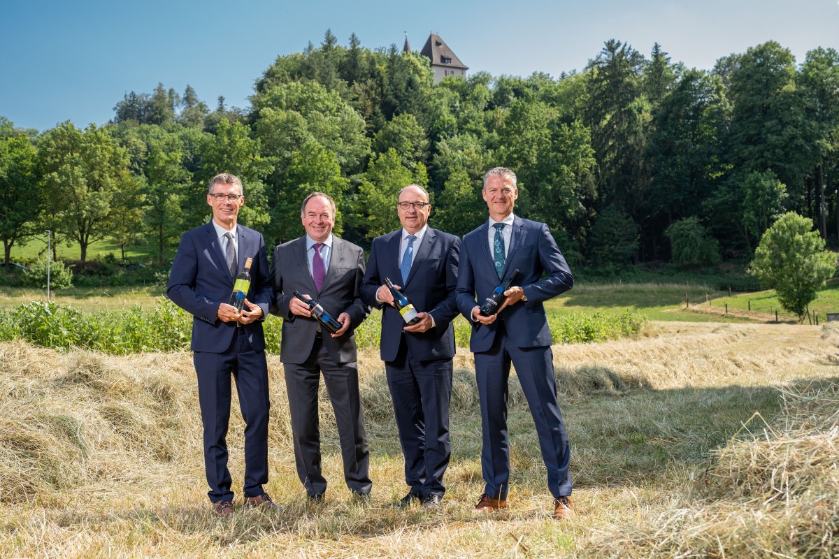 Portrait stehend mit Grossratspräsident Pfisterer, ALA-OK-Präsident Huber, Regierungsrat Dieth, Präsident Aargauer Wein Michel. 