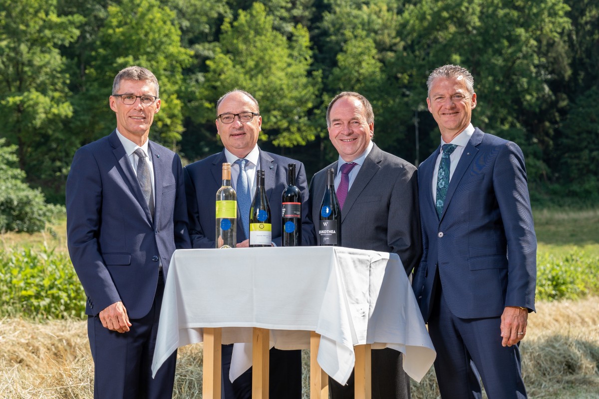Gruppenbild mit Grossratspräsident Pfister, Regierungsrat Dieth, Nationalrat Huber, Präsident Aargauer Wein Michel und die vier gekürten Weine